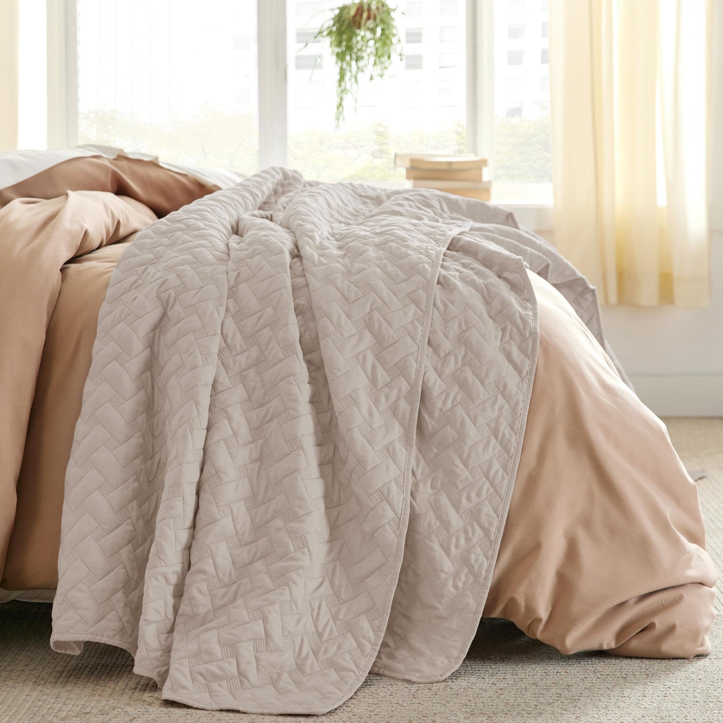 Bedsure Queen Quilt Bedding Set - Lightweight Spring Quilt Full/Queen - Light Beige Bedspread Queen Size - Bedding Coverlet for All Seasons (Includes 1 Quilt, 2 Pillow Shams)