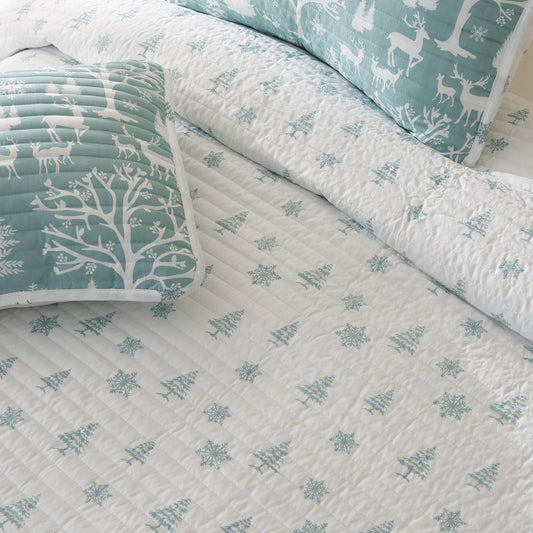 Great Bay Home Full/Queen Blue Winter Forest Quilt Set with Shams - Reversible Bedspread Coverlet with Versatile Holiday Pattern Bedding Set (Includes 1 Quilt, 2 Pillow Shams)