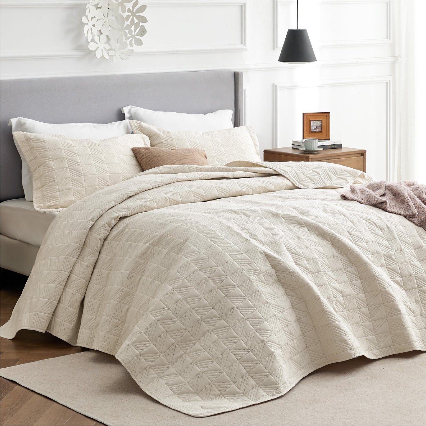 Bedsure Queen Quilt Bedding Set - Soft Ultrasonic Full/Queen Quilt Set - Geometric Bedspread Queen Size - Lightweight Bedding Coverlet for All Seasons (Includes 1 Beige Quilt, 2 Pillow Shams)