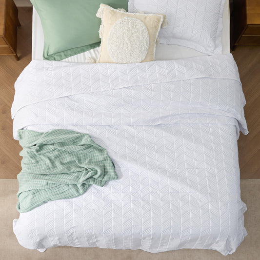 Bedsure Queen Quilt Bedding Set - Soft Ultrasonic Full/Queen Quilt Set - Geometric Bedspread Queen Size - Lightweight Bedding Coverlet for All Seasons (Includes 1 White Quilt, 2 Pillow Shams)