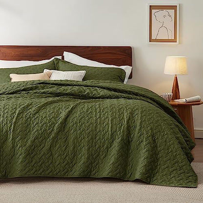 Bedsure Queen Quilt Bedding Set - Lightweight Summer Quilt Full/Queen - Olive Green Bedspread Queen Size - Bedding Coverlet for All Seasons (Includes 1 Quilt, 2 Pillow Shams)