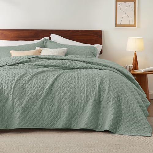 Bedsure Queen Quilt Bedding Set - Lightweight Spring Quilt Full/Queen - Sage Green Bedspread Queen Size - Bedding Coverlet for All Seasons (Includes 1 Quilt, 2 Pillow Shams)