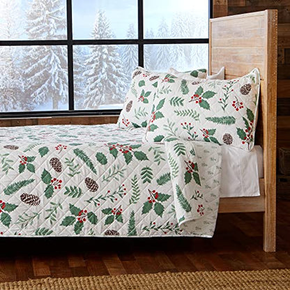 Great Bay Home 3-Piece Full/Queen Christmas Quilt Set with Shams. Reversible Bedspread Coverlet with Holiday Pattern. Mistletoe Collection