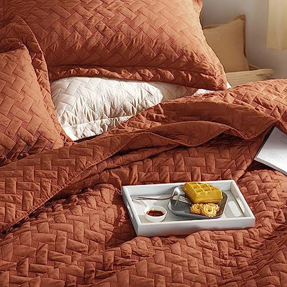 Bedsure Queen Quilt Bedding Set - Lightweight Summer Quilt Full/Queen - Red Orange Bedspread Queen Size - Bedding Coverlet for All Seasons (Includes 1 Quilt, 2 Pillow Shams)