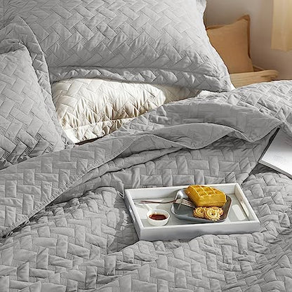 Bedsure Queen Quilt Bedding Set - Lightweight Summer Quilt Full/Queen - Light Grey Bedspread Queen Size - Bedding Coverlet for All Seasons (Includes 1 Quilt, 2 Pillow Shams)