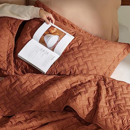 Bedsure Queen Quilt Bedding Set - Lightweight Summer Quilt Full/Queen - Red Orange Bedspread Queen Size - Bedding Coverlet for All Seasons (Includes 1 Quilt, 2 Pillow Shams)