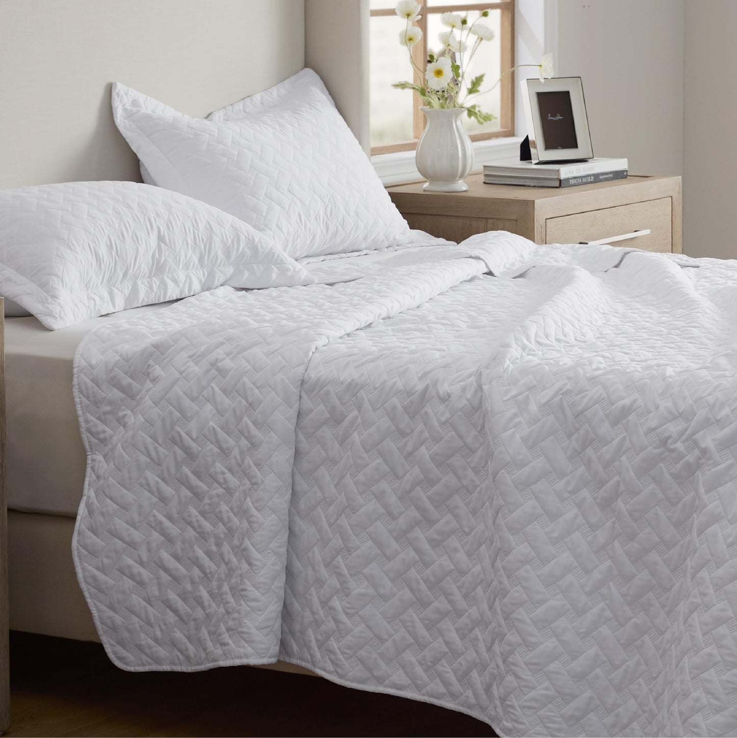 Bedsure Queen Quilt Bedding Set - Lightweight Spring Quilt Full/Queen - White Bedspreads Queen Size - Bedding Coverlets for All Seasons (Includes 1 Quilt, 2 Pillow Shams)