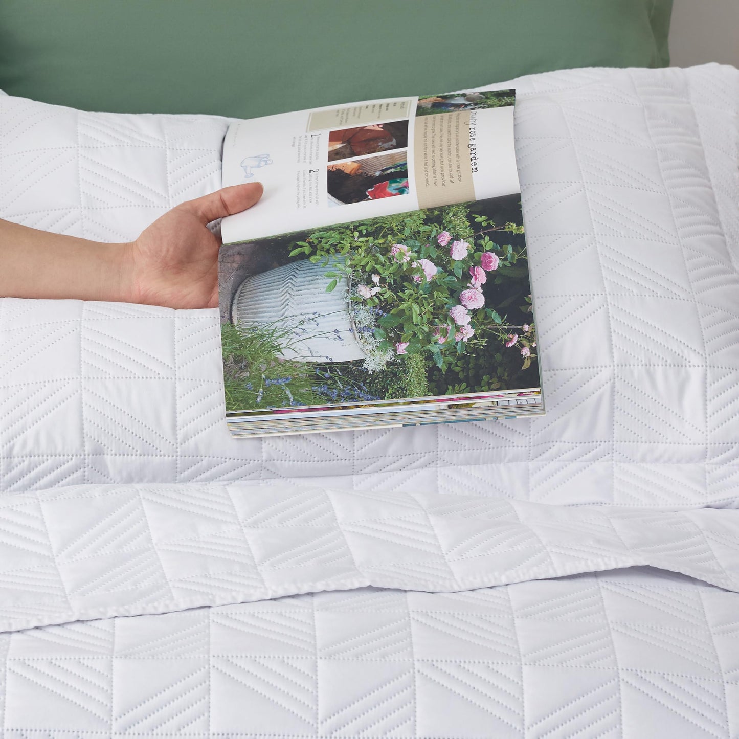 Bedsure Queen Quilt Bedding Set - Soft Ultrasonic Full/Queen Quilt Set - Geometric Bedspread Queen Size - Lightweight Bedding Coverlet for All Seasons (Includes 1 White Quilt, 2 Pillow Shams)