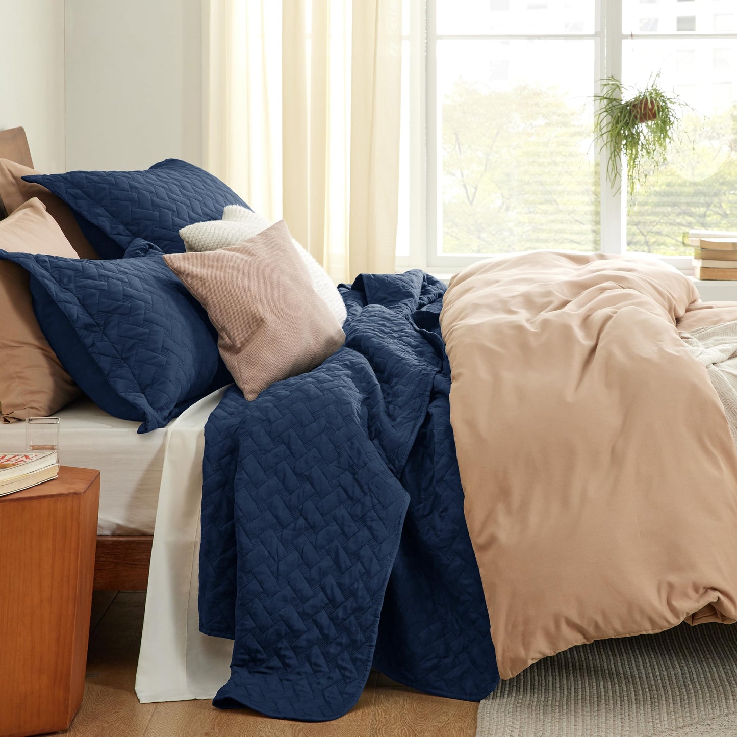 Bedsure Queen Quilt Bedding Set - Lightweight Summer Quilt Full/Queen - Navy Bedspreads Queen Size - Bedding Coverlets for All Seasons (Includes 1 Quilt, 2 Pillow Shams)