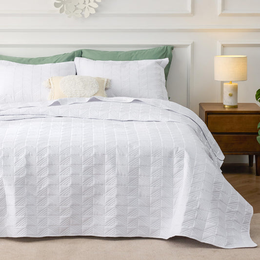 Bedsure Queen Quilt Bedding Set - Soft Ultrasonic Full/Queen Quilt Set - Geometric Bedspread Queen Size - Lightweight Bedding Coverlet for All Seasons (Includes 1 White Quilt, 2 Pillow Shams)
