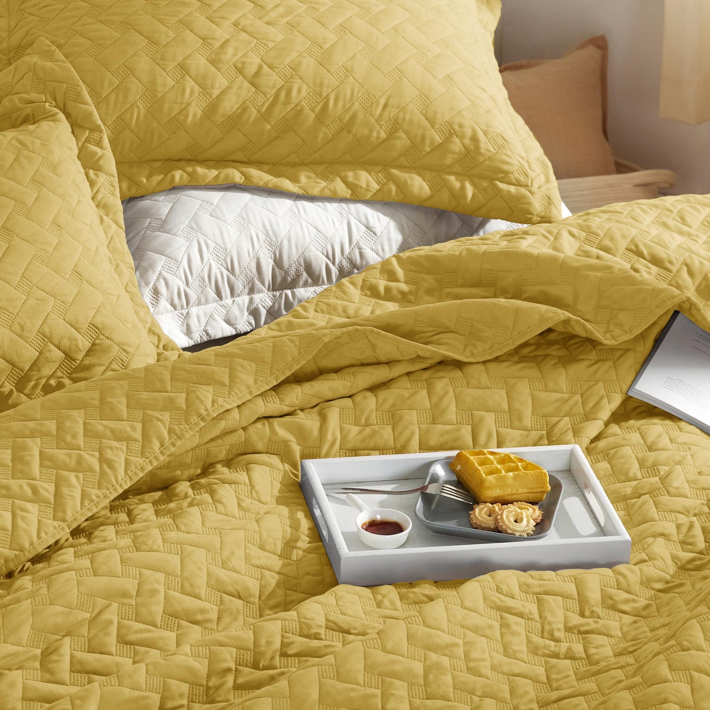 Bedsure Queen Quilt Bedding Set - Lightweight Spring Quilt Full/Queen - Mustard Yellow Bedspread Queen Size - Bedding Coverlet for All Seasons (Includes 1 Quilt, 2 Pillow Shams)