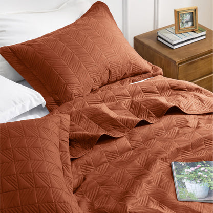 Bedsure Queen Quilt Bedding Set - Soft Ultrasonic Full/Queen Quilt Set - Geometric Bedspread Queen Size - Lightweight Bedding Coverlet for All Seasons (Includes 1 Red Orange Quilt, 2 Pillow Shams)