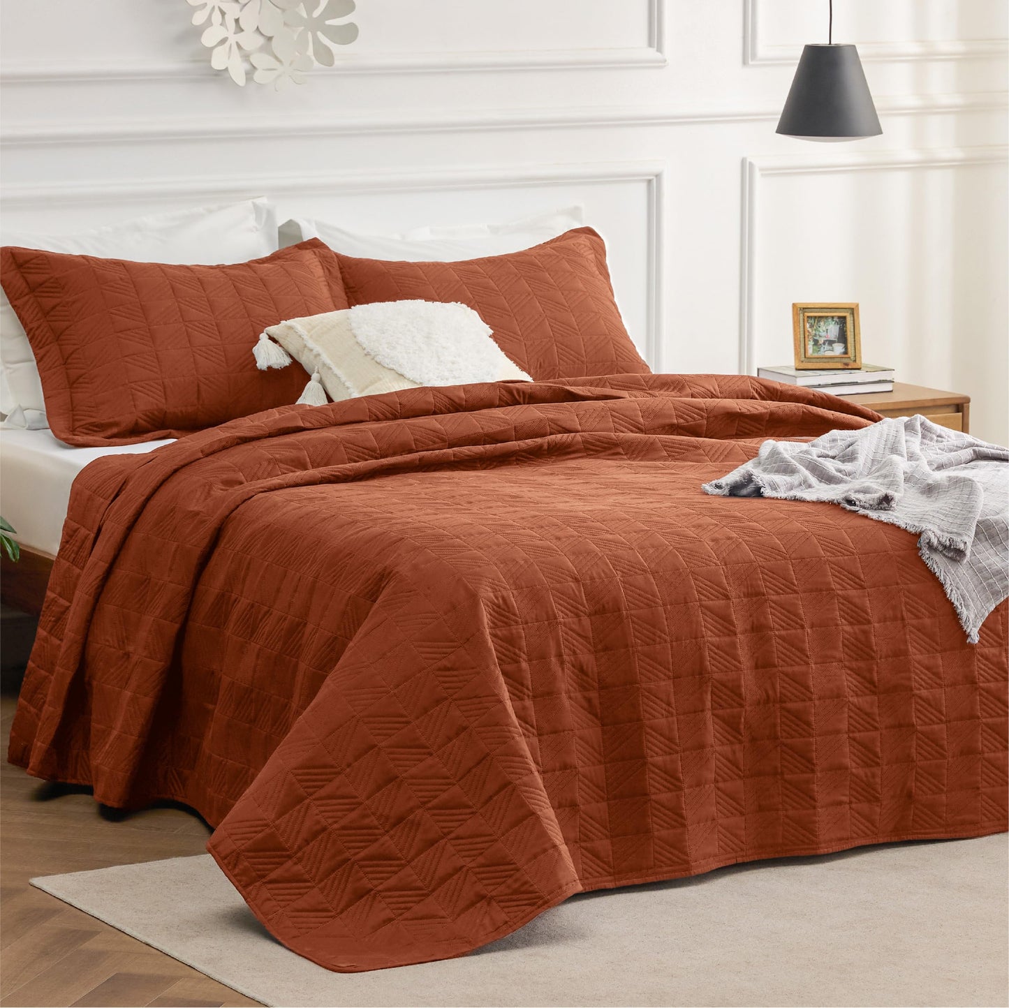 Bedsure Queen Quilt Bedding Set - Soft Ultrasonic Full/Queen Quilt Set - Geometric Bedspread Queen Size - Lightweight Bedding Coverlet for All Seasons (Includes 1 Red Orange Quilt, 2 Pillow Shams)