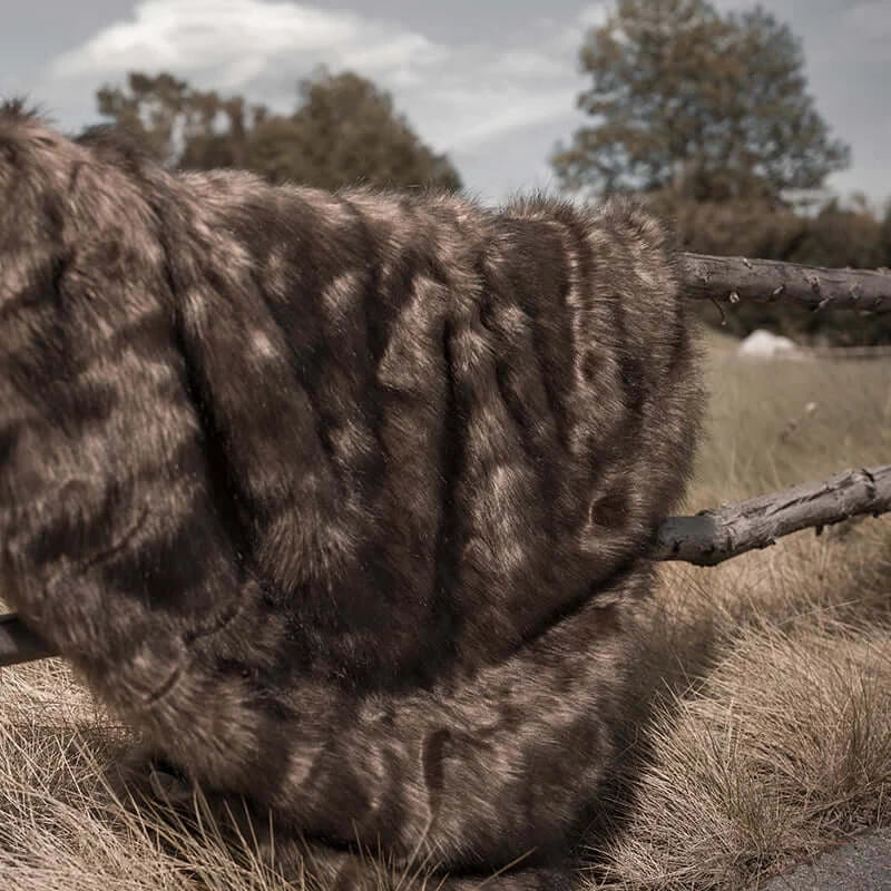 The best brown faux fur blanket is suitable for both decoration and keeping warm. It's machine washable.
