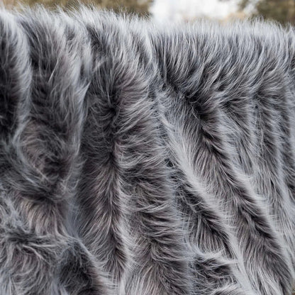 The best faux fur blanket with luxurious grey material and velvet lining is suitable for both decoration and keeping warm.